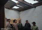 Petir Sambrang Rumah Warga Cowek, Polres Pasuruan Turun Tangan Evakuasi